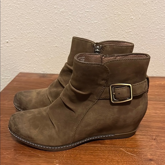DANSKO Lia Burnished Nubuck Ruched Leather Wedge Zip Booties Women's Sz‎ 7/37 - Picture 1 of 8